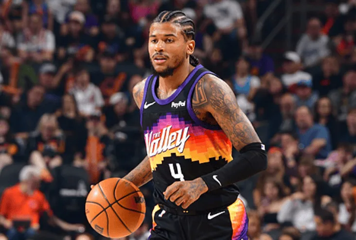 IQIYI app-队记：杰伦-格林中场时返回赛场尝试热身，随后又返回更衣室